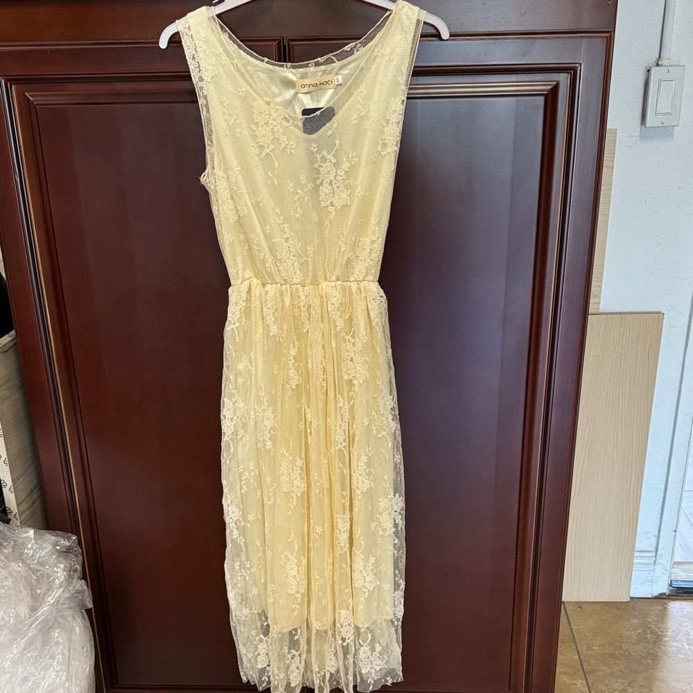 Elegant Lace Midi Dress in Cream